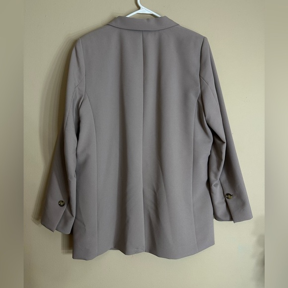Women’s H&M Single Breasted blazer color greige large - Picture 4 of 11